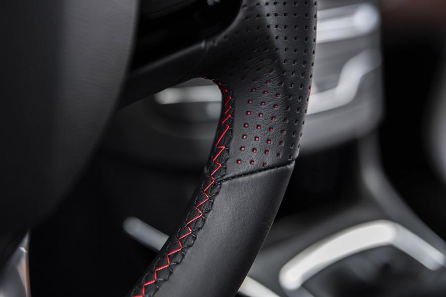Детали интерьера Peugeot 308 GTi 2015 года  (фото 61 из 65)